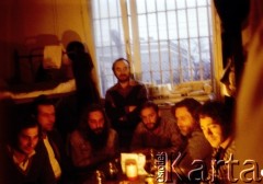 Listopad-grudzień 1982, Warszawa, Polska.
Ośrodek Odosobnienia w Warszawie-Białołęce - więźniowie w celi, wśród nich Krzysztof Klim (3. od prawej) i Tomasz Jastrun (1. od prawej).
Fot. Krzysztof Klim, zbiory Ośrodek KARTA
