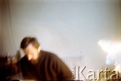Listopad-grudzień 1982, Warszawa, Polska.
Ośrodek Odosobnienia w Warszawie-Białołęce - więzień w celi.
Fot. Krzysztof Klim, zbiory Ośrodek KARTA