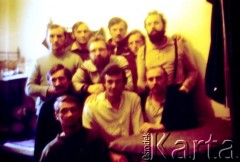 Listopad-grudzień 1982, Warszawa, Polska.
Ośrodek Odosobnienia w Warszawie-Białołęce - więźniowie w celi.
Fot. Krzysztof Klim, zbiory Ośrodek KARTA