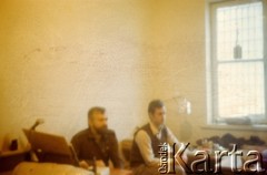 Listopad-grudzień 1982, Warszawa, Polska.
Ośrodek Odosobnienia w Warszawie-Białołęce - więźniowie w celi.
Fot. Krzysztof Klim, zbiory Ośrodek KARTA
