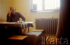 Listopad-grudzień 1982, Warszawa, Polska.
Ośrodek Odosobnienia w Warszawie-Białołęce - więzień w celi.
Fot. Krzysztof Klim, zbiory Ośrodek KARTA
