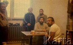 Listopad-grudzień 1982, Warszawa, Polska.
Ośrodek Odosobnienia w Warszawie-Białołęce - więźniowie w celi, śród nich Krzysztof Klim (1. od prawej stoi).
Fot. Krzysztof Klim, zbiory Ośrodek KARTA