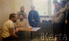 Listopad-grudzień 1982, Warszawa, Polska.
Ośrodek Odosobnienia w Warszawie-Białołęce - więźniowie w celi, śród nich Krzysztof Klim (1. od lewej stoi).
Fot. Krzysztof Klim, zbiory Ośrodek KARTA