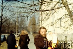 Po 1982, Warszawa, Polska.
Krzysztof Klim z dzieckiem.
Fot. Krzysztof Klim, zbiory Ośrodek KARTA