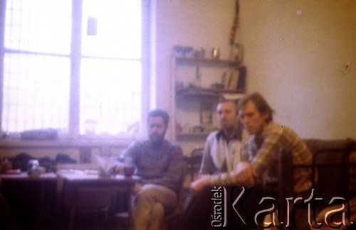 Listopad-grudzień 1982, Warszawa, Polska.
Ośrodek Odosobnienia w Warszawie-Białołęce - więźniowie w celi, wśród nich Andrzej Gwiazda (1. z lewej)
Fot. Krzysztof Klim, zbiory Ośrodek KARTA