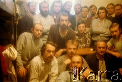 Listopad-grudzień 1982, Warszawa, Polska.
Ośrodek Odosobnienia w Warszawie-Białołęce - więźniowie w celi.
Fot. Krzysztof Klim, zbiory Ośrodek KARTA