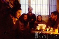 Listopad-grudzień 1982, Warszawa, Polska.
Ośrodek Odosobnienia w Warszawie-Białołęce - więźniowie w celi, wśród nich Krzysztof Klim (2. od prawej).
Fot. Krzysztof Klim, zbiory Ośrodek KARTA