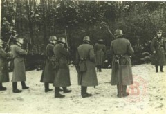 18.12.1939, okolice Bochni.
Egzekucja 52 Polaków na wzgórzu Uzbronia w odwecie za napad na posterunek policji niemieckiej dokonany przez członków konspiracyjnej organizacji „Orzeł Biały”. Fotografia z albumu znalezionego po wojnie u jednego z aresztowanych Niemców „Sühne für Bochnia 18 XII 1939” (pol. „Kara dla Bochni 18 XII 1939”) 
Fot. NN, Studium Polski Podziemnej w Londynie
