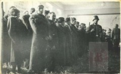 1941, Częstochowa.
Aresztowani członkowie organizacji konspiracyjnych oraz redaktorzy, zecerzy i kolporterzy pisma „Honor i Ojczyna” w gmachu Gimnazjum im. Romana Traugutta
Fot. NN, Studium Polski Podziemnej w Londynie