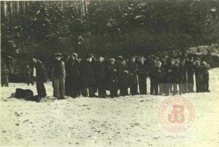18.12.1939, okolice Bochni.
Egzekucja 52 Polaków na wzgórzu Uzbronia w odwecie za napad na posterunek policji niemieckiej dokonany przez członków konspiracyjnej organizacji „Orzeł Biały”. Fotografia z albumu znalezionego po wojnie u jednego z aresztowanych Niemców „Sühne für Bochnia 18 XII 1939” (pol. „Kara dla Bochni 18 XII 1939”) 
Fot. NN, Studium Polski Podziemnej w Londynie
