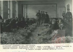 1941, Częstochowa. 
Aresztowani członkowie organizacji konspiracyjnych oraz redaktorzy, zecerzy i kolporterzy pisma „Honor i Ojczyna” w gmachu Gimnazjum im. Romana Traugutta
Fot. NN, Studium Polski Podziemnej w Londynie