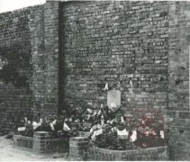 1945, Warszawa. 
Tablica na murze upamiętniająca miejsce straceń przy ul. Towarowej.
Fot. NN, Studium Polski Podziemnej w Londynie