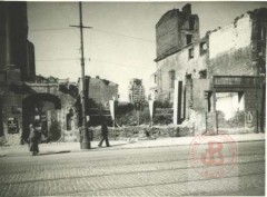 1945, Warszawa. 
Miejsce upamiętnienia ofiar II wojny światowej przy ul. Nowy Świat. W głębi widać szkielet wieżowca Prudential.
Fot. NN, Studium Polski Podziemnej w Londynie