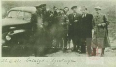 20.03.1943, Śniatyń.
Niemieccy żołnierze i cywile po dokonaniu egzekucji. 
Fot. NN, Studium Polski Podziemnej w Londynie