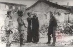 1939-1943, Warszawa. 
Publiczne golenie brody Żyda.
Fot. NN, Studium Polski Podziemnej w Londynie