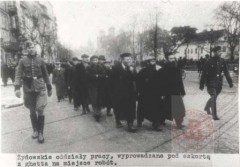 1939-1943, Warszawa. 
Żydzi z warszawskiego getta wychodzą do pracy pod eskortą Niemców.
Fot. NN, Studium Polski Podziemnej w Londynie