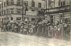 1942, Warszawa. 
Wielka akcja likwidacyjna warszawskiego getta. Wysiedleni Żydzi idą ulicami na miejsce zbiórki. 
Fot. NN, Studium Polski Podziemnej w Londynie