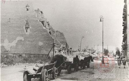 1943-1945, Warszawa. 
Ruiny getta. Widok z narożnika ulicy Żelaznej. 
Fot. NN, Studium Polski Podziemnej w Londynie