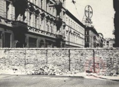 1940-1943, Warszawa.
Mur getta przebiegający przez ul. Złotą. Po lewej kamienica narożna Złota 14 róg Zielna 10, dalej Złota 12 róg Marszałkowska 115, w głębi - zwieńczony reklamą firmy Bayer - budynek przy Złota 10 róg Marszałkowska 116.
Fot. NN, Studium Polski Podziemnej w Londynie