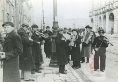 1939-1944, Warszawa. 
Orkiestra uliczna na ul. Nowy Świat. W głębi po prawej stronie Pałac Staszica. 
Fot. NN, Studium Polski Podziemnej w Londynie