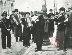 1939-1944, Warszawa. 
Orkiestra uliczna, grająca na ul. Nowy Świat. W głębi po lewej stronie Pałac Staszica. 
Fot. NN, Studium Polski Podziemnej w Londynie