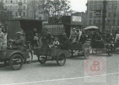 1944, Warszawa. 
Postój riksz na placu Żelaznej Bramy. 
Fot. NN, Studium Polski Podziemnej w Londynie