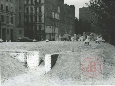 Prawdopodobnie 1944, Warszawa. 
Schrony przeciwlotnicze na Placu Napoleona (dziś Powstańców Warszawy) 
Fot. NN, Studium Polski Podziemnej w Londynie