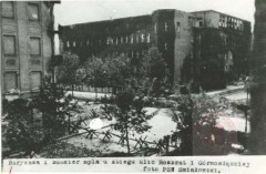 1939-1944, Warszawa. 
Barykada na rogu ulic Rozbrat i Górnośląskiej. 
Fot. NN, Studium Polski Podziemnej w Londynie