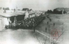 1940-1944, Warszawa. 
Osoby czekające na wywóz do pracy z obozu przy ulicy Skaryszewskiej. 
Fot. NN, Studium Polski Podziemnej w Londynie