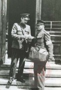 1939-1945, brak miejsca. 
Listonosze przed urzędem pocztowym 
Fot. NN, Studium Polski Podziemnej w Londynie