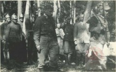 29.06.1944, Jeziory koło Łosic.
Uroczystość poświęcenia sztandaru Oddziału Partyzanckiego 34 Pułku Piechoty 9 Podlaskiej Dywizji Piechoty Armii Krajowej. W tle widoczni strażacy.
Fot. NN, Studium Polski Podziemnej w Londynie