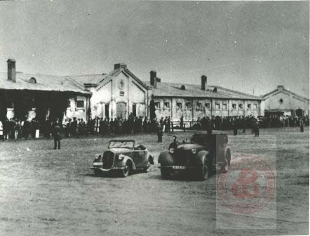 1940-1944, Warszawa. 
Osoby czekające na wywóz do pracy z obozu przy ulicy Skaryszewskiej. 
Fot. NN, Studium Polski Podziemnej w Londynie