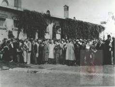 1940-1944, Warszawa. 
Osoby czekające na wywóz do pracy z obozu przy ulicy Skaryszewskiej. 
Fot. NN, Studium Polski Podziemnej w Londynie