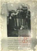 1939-1945, brak miejsca. 
Akcja konfiskaty i palenia obiektów kultu religijnego. Na zdjęciu Niemcy odbierają obraz kobiecie.
Fot. NN, Studium Polski Podziemnej w Londynie