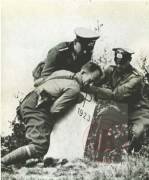 Wrzesień 1939, Polska. 
Niemieccy policjanci graniczni (Zollgrenzschutz) usuwający przedwojenny polsko-czechosłowacki kamień graniczny. 
Fot. NN, Studium Polski Podziemnej w Londynie