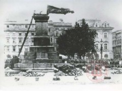 17.08.1940, Kraków.
Usuwanie przez hitlerowców pomnika Adama Mickiewicza
Fot. NN, Studium Polski Podziemnej w Londynie