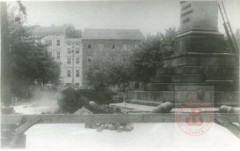 17.08.1940, Kraków.
Usuwanie przez hitlerowców pomnika Adama Mickiewicza.
Fot. NN, Studium Polski Podziemnej w Londynie