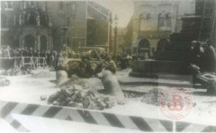 17.08.1940, Kraków.
Usuwanie przez hitlerowców pomnika Adama Mickiewicza.
Fot. NN, Studium Polski Podziemnej w Londynie