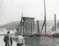 1944-1953, okolice Natzwiller, Francja.
Zasieki i strażnica niemieckiego obozu koncentracyjnego Natzweiler-Struthof. Obóz powstał w 1941. Przeprowadzano w nim liczne eksperymenty pseudomedyczne. Liczbę ofiar szacuje się na 6-12 tysięcy. Obóz wyzwolono we wrześniu 1944.
Fot. NN, Studium Polski Podziemnej w Londynie