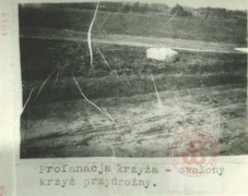 1939-1945, brak miejsca. 
Przewrócony krzyż przydrożny. 
Fot. NN, Studium Polski Podziemnej w Londynie