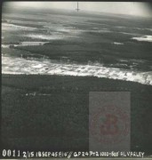 18.09.1945, okolice Bergen, Saksonia, Niemcy.
Zdjęcie lotnicze wyzwolonego obozu koncentracyjnego Bergen-Belsen. Obóz istniał w latach 1940-1945, początkowo w charakterze obozu jenieckiego, później - koncentracyjnego. Zginęło w nim Ok. 50 000 więźniów obozu koncentracyjnego i ok. 20 000 jeńców wojennych.
Fot. NN, Studium Polski Podziemnej w Londynie