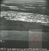 18.09.1945, okolice Bergen, Saksonia, Niemcy.
Zdjęcie lotnicze wyzwolonego obozu koncentracyjnego Bergen-Belsen. Obóz istniał w latach 1940-1945, początkowo w charakterze obozu jenieckiego, później - koncentracyjnego. Zginęło w nim Ok. 50 000 więźniów obozu koncentracyjnego i ok. 20 000 jeńców wojennych.
Fot. NN, Studium Polski Podziemnej w Londynie