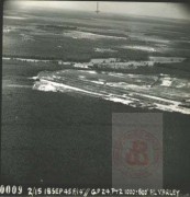 18.09.1945, okolice Bergen, Saksonia, Niemcy.
Zdjęcie lotnicze wyzwolonego obozu koncentracyjnego Bergen-Belsen. Obóz istniał w latach 1940-1945, początkowo w charakterze obozu jenieckiego, później - koncentracyjnego. Zginęło w nim Ok. 50 000 więźniów obozu koncentracyjnego i ok. 20 000 jeńców wojennych.
Fot. NN, Studium Polski Podziemnej w Londynie