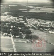 18.09.1945, okolice Bergen, Saksonia, Niemcy.
Zdjęcie lotnicze wyzwolonego obozu koncentracyjnego Bergen-Belsen. Obóz istniał w latach 1940-1945, początkowo w charakterze obozu jenieckiego, później - koncentracyjnego. Zginęło w nim Ok. 50 000 więźniów obozu koncentracyjnego i ok. 20 000 jeńców wojennych.
Fot. NN, Studium Polski Podziemnej w Londynie