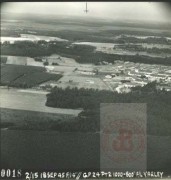 18.09.1945, okolice Bergen, Saksonia, Niemcy.
Zdjęcie lotnicze wyzwolonego obozu koncentracyjnego Bergen-Belsen. Obóz istniał w latach 1940-1945, początkowo w charakterze obozu jenieckiego, później - koncentracyjnego. Zginęło w nim Ok. 50 000 więźniów obozu koncentracyjnego i ok. 20 000 jeńców wojennych.
Fot. NN, Studium Polski Podziemnej w Londynie