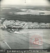 18.09.1945, okolice Bergen, Saksonia, Niemcy.
Zdjęcie lotnicze wyzwolonego obozu koncentracyjnego Bergen-Belsen. Obóz istniał w latach 1940-1945, początkowo w charakterze obozu jenieckiego, później - koncentracyjnego. Zginęło w nim Ok. 50 000 więźniów obozu koncentracyjnego i ok. 20 000 jeńców wojennych.
Fot. NN, Studium Polski Podziemnej w Londynie