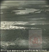 18.09.1945, okolice Bergen, Saksonia, Niemcy.
Zdjęcie lotnicze wyzwolonego obozu koncentracyjnego Bergen-Belsen. Obóz istniał w latach 1940-1945, początkowo w charakterze obozu jenieckiego, później - koncentracyjnego. Zginęło w nim Ok. 50 000 więźniów obozu koncentracyjnego i ok. 20 000 jeńców wojennych.
Fot. NN, Studium Polski Podziemnej w Londynie