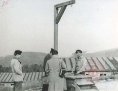 1944-1953, okolice Natzwiller, Francja.
Żołnierze przy szubienicy w niemieckim obozie koncentracyjnym Natzweiler-Struthof. 
Fot. NN, Studium Polski Podziemnej w Londynie