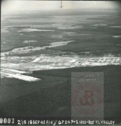 18.09.1945, okolice Bergen, Saksonia, Niemcy.
Zdjęcie lotnicze wyzwolonego obozu koncentracyjnego Bergen-Belsen. Obóz istniał w latach 1940-1945, początkowo w charakterze obozu jenieckiego, później - koncentracyjnego. Zginęło w nim Ok. 50 000 więźniów obozu koncentracyjnego i ok. 20 000 jeńców wojennych.
Fot. NN, Studium Polski Podziemnej w Londynie