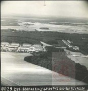 18.09.1945, okolice Bergen, Saksonia, Niemcy.
Zdjęcie lotnicze wyzwolonego obozu koncentracyjnego Bergen-Belsen. Obóz istniał w latach 1940-1945, początkowo w charakterze obozu jenieckiego, później - koncentracyjnego. Zginęło w nim Ok. 50 000 więźniów obozu koncentracyjnego i ok. 20 000 jeńców wojennych.
Fot. NN, Studium Polski Podziemnej w Londynie